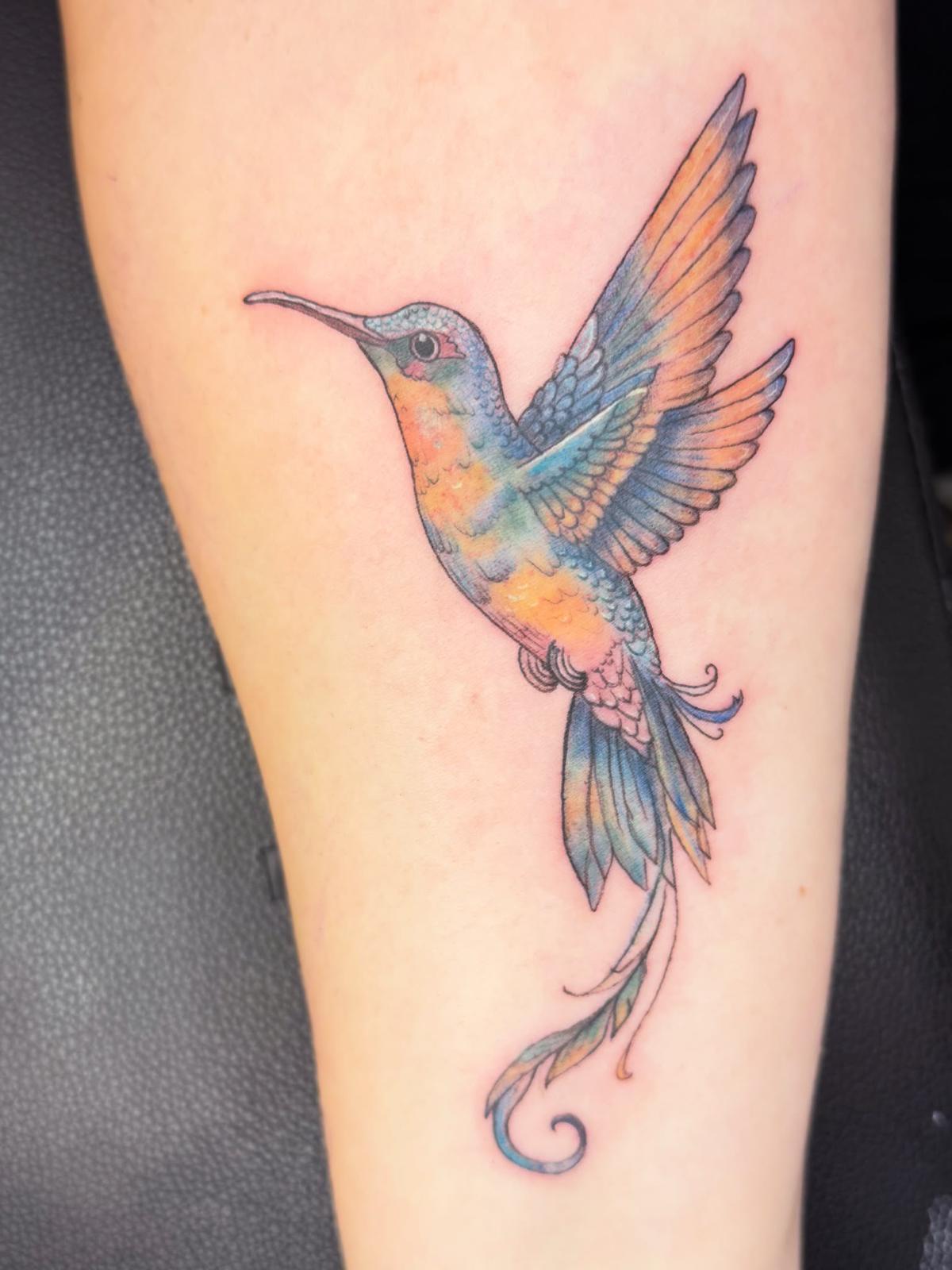 Kolibri in Farbe – Tattoo von Charis