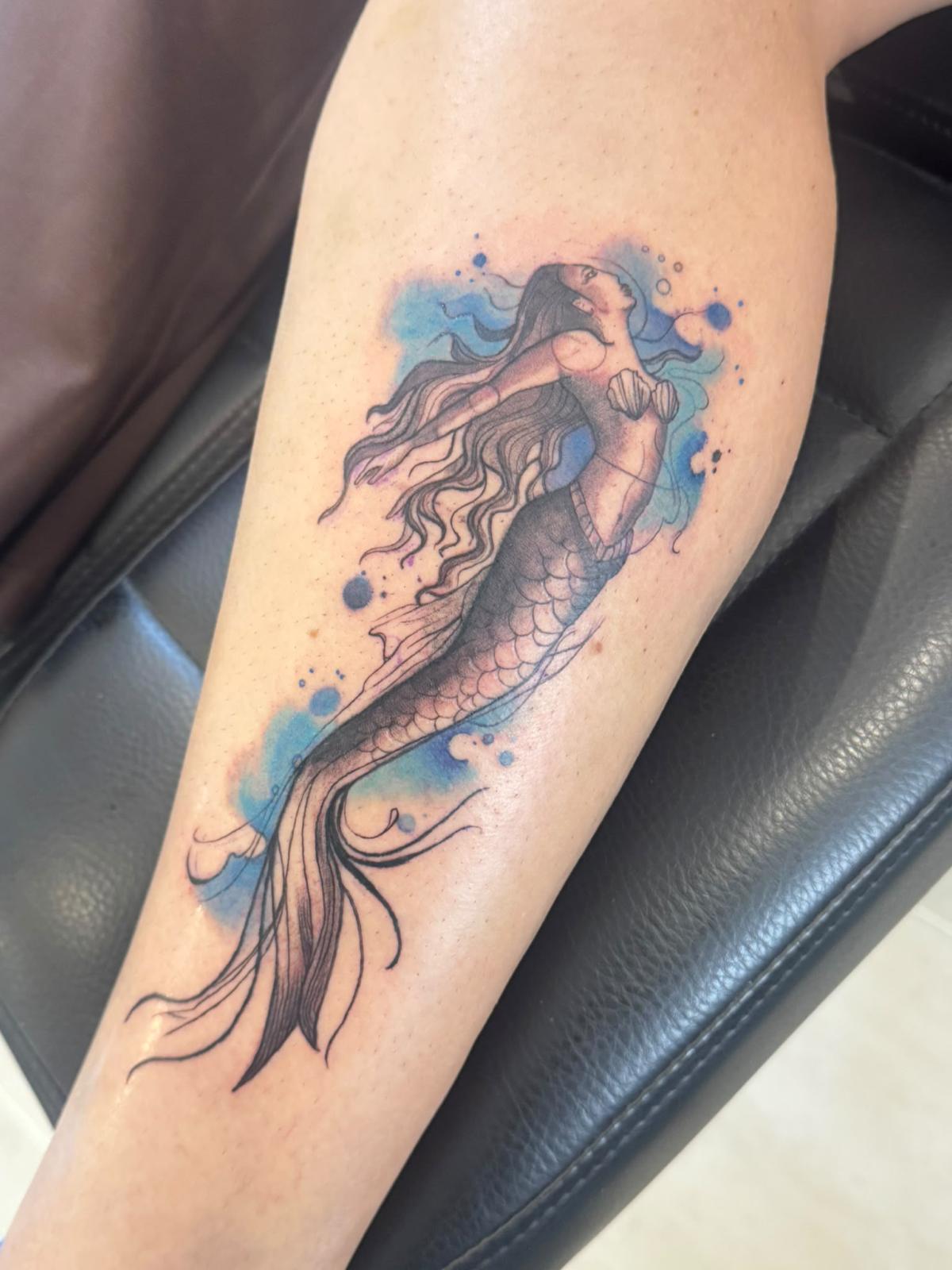 Meerjungfrau mit Farbakzenten – Tattoo von Charis