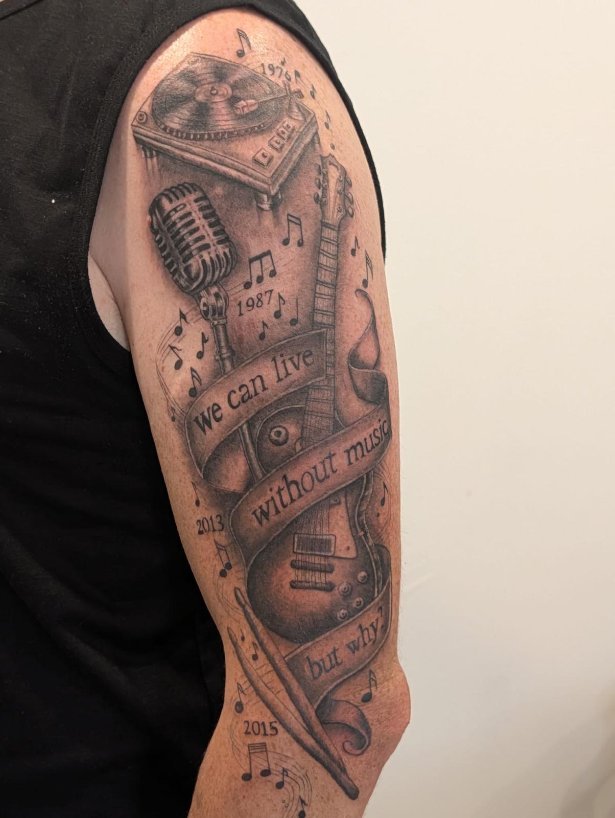 Black-and-Grey Oberarmtattoo – Tattoo von Charis
