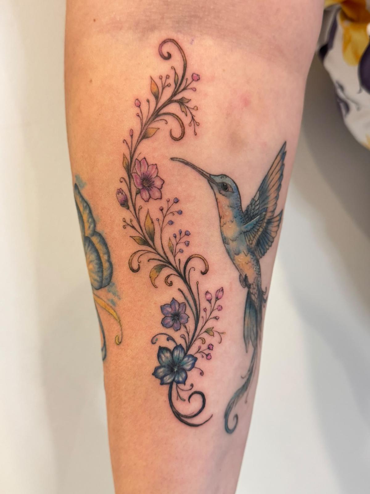 Kolibri und florales Ornament – Tattoo von Charis