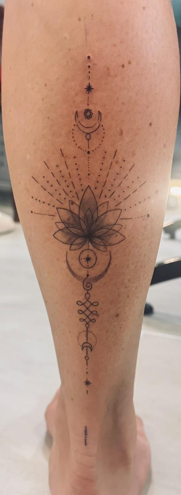 Feines geometrisches Motiv – Tattoo von Charis