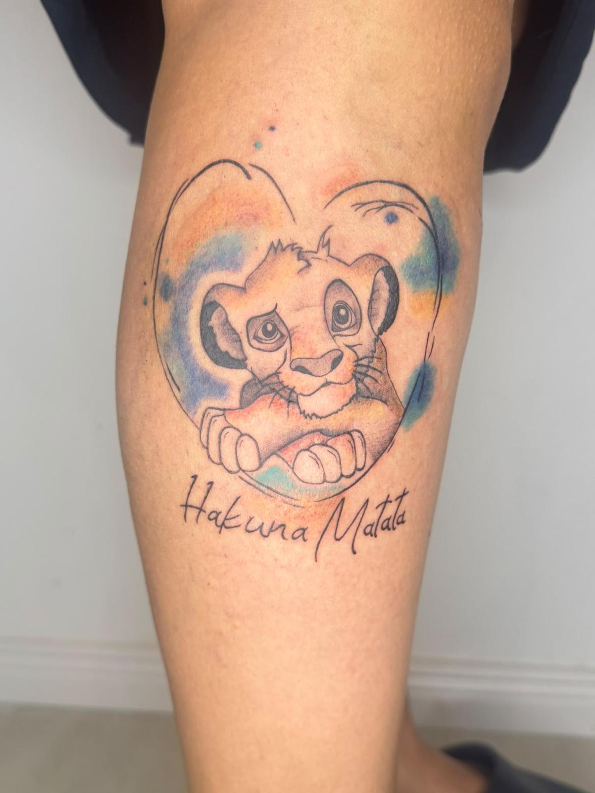 Löwenmotiv mit Schriftzug – Tattoo von Charis