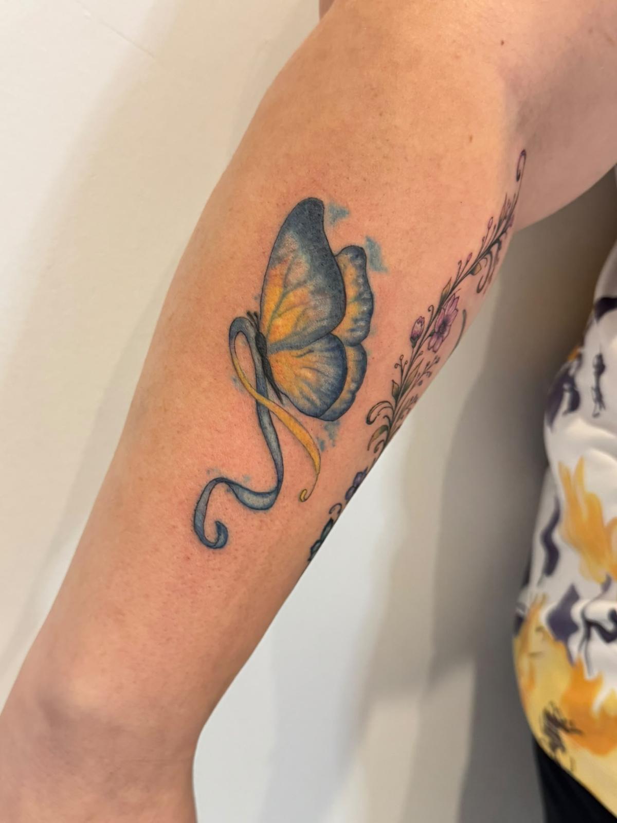 Schmetterling in Farbe – Tattoo von Charis