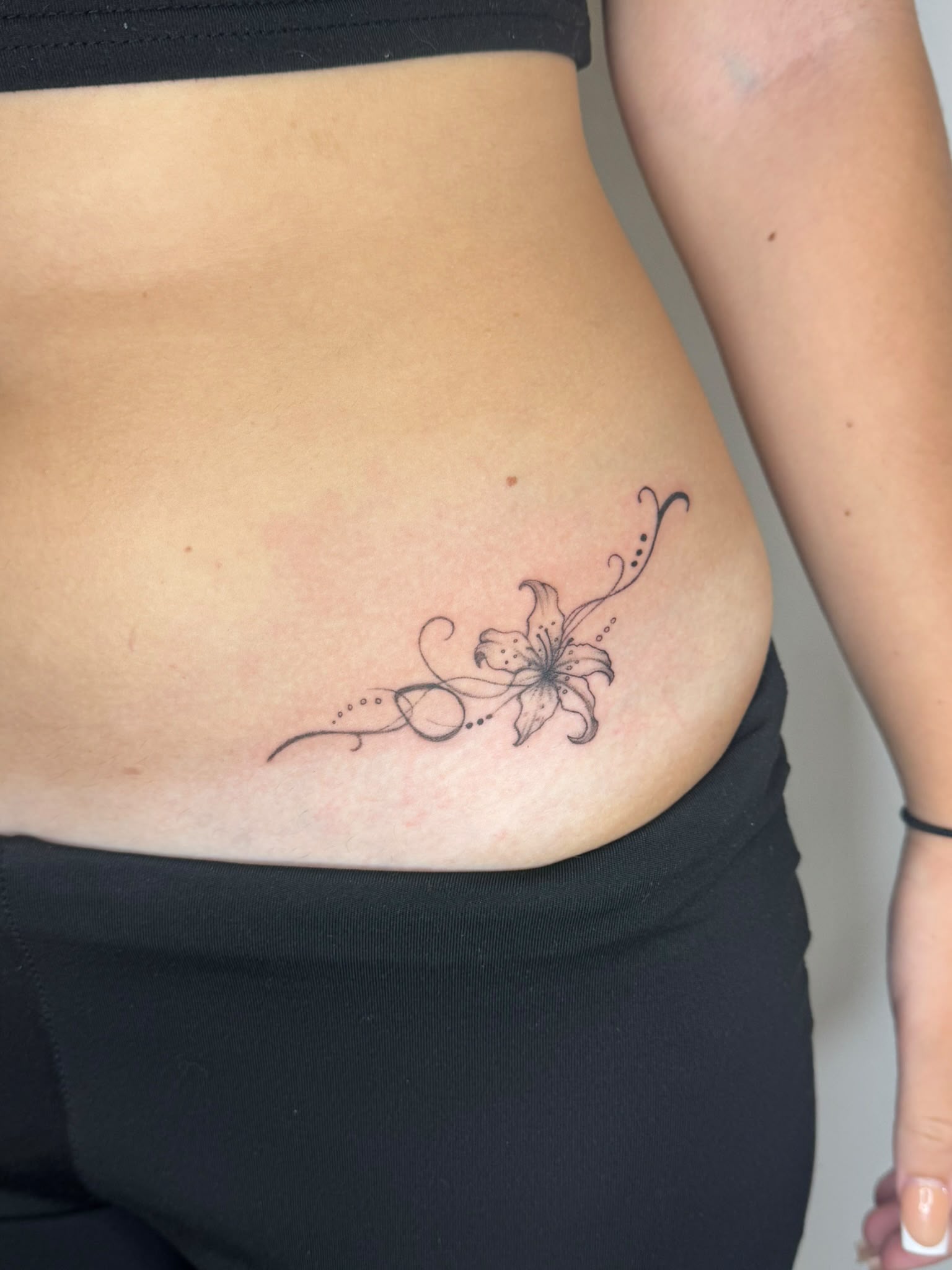 Lilie mit feinem Ornament – Tattoo von Charis