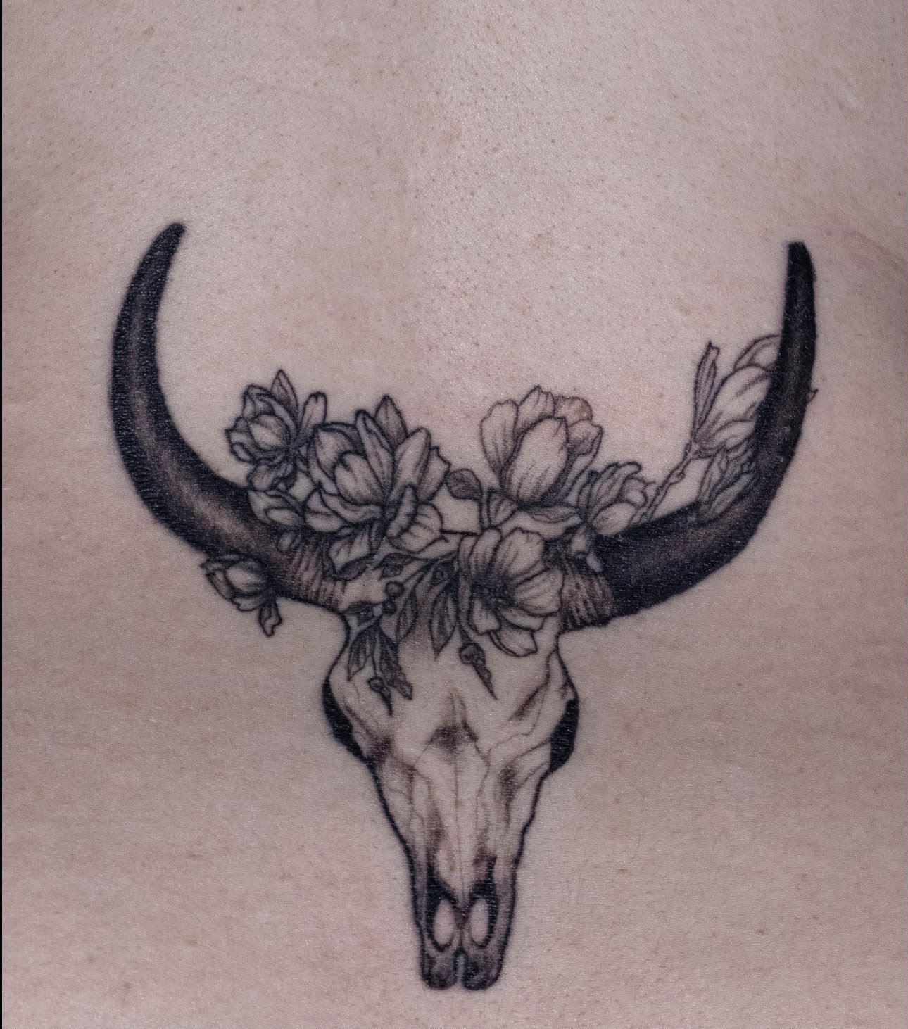 Blumenschmuck und Stierschädel – Tattoo von Charis